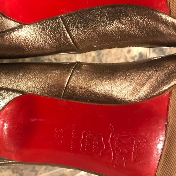 Christian Louboutin gold heels 38.5 - Picture 4 of 7